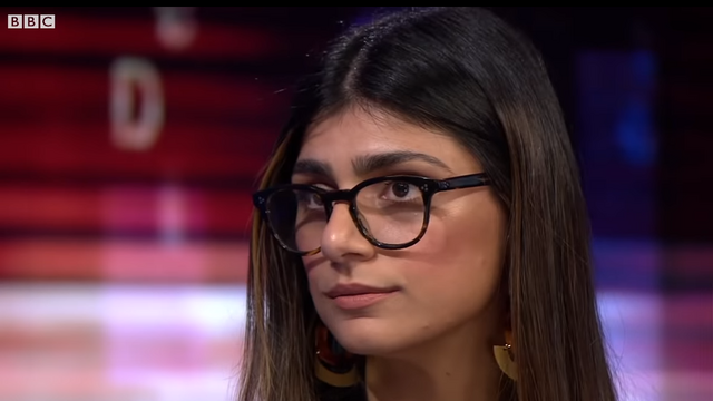 Mia Khalifa volt pornószínésznő is a libanoni áldozatok segítségére siet árverezéssel? Miért?