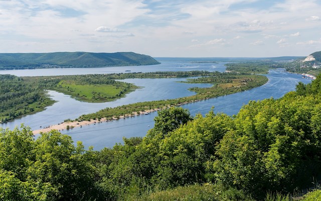 Cel mai lung fluviu din Europa este Volga. Volga se află în totalitate pe teritoriul Rusiei. Izvorăște din Podișul Valdai, situat în nord-vestul Moscovei, și are un curs de 3.531 km,vărsându-se în Marea Caspică. Volga este al 19-lea fluviu din lume ca lungime.  Dunărea, care trece și prin România este al doilea cel mai lung fluviu din Europa, având o lungime totală de 2850 km.