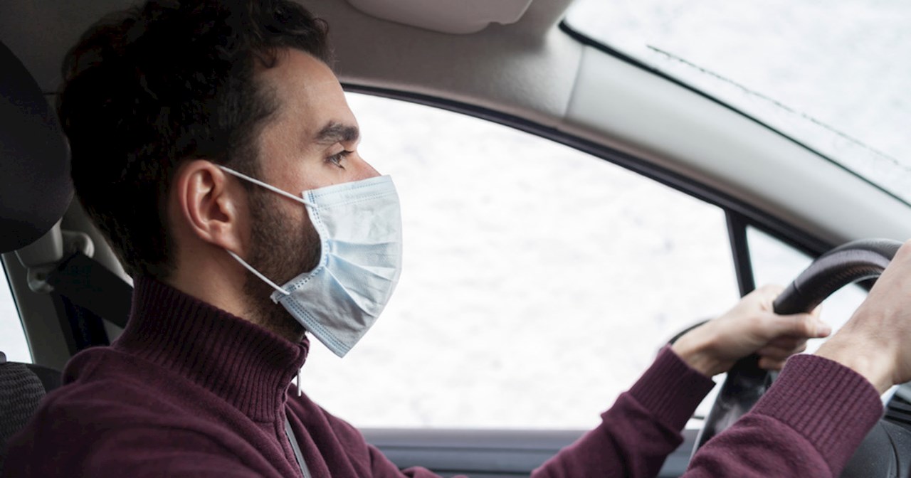 Aki egyedül utazik az autóban, miért visel szájmaszkot?