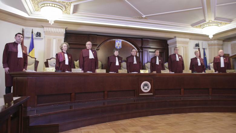 Cine a numit judecătorii Curții Constituționale?